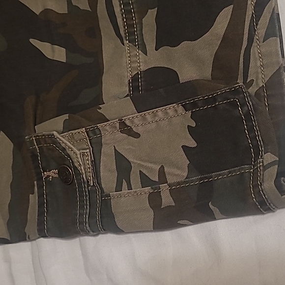 Boys camo cargo shorts - Picture 2 of 6